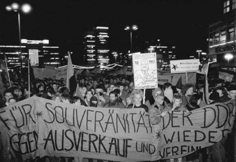 ADN-ZB 19.12.89 East Berlin: Demo gegen Wiedervereinigung- Für den Erhalt der Souveränität der DDR, gegen Ausverkauf und Wiedervereinigung.